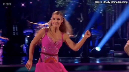 Helen Skelton and Gorka Marquez dance salsa to 'Despacito'