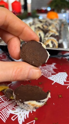 HANKA 🥦 Kouč zdravého životního stylu | Hubnutí on Instagram: "Víte, co je na vánočním cukroví nejzajímavější? Že strach kolem něj bývá často větší než samotné cukroví. A přitom… všechno je to jen o tom, co od něj čekáte a co do svého těla dávat chcete. MŮJ POHLED NA CUKROVÍ Nemluvím o „zdravém“ vs. „nezdravém“ cukroví. Mluvím o tom, co dává logiku vašemu tělu — respektive v tomto případě mně 😉 Klasické cukroví nejím z principu — ne proto, že bych se bála přibrat, nebo že budu ne