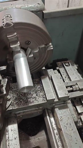 Manual Lathe Machine Operation: Precision Metal Turning
