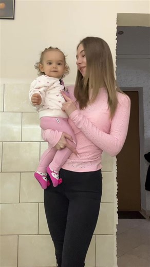Jej pierwszy krzyk moja krew, pierwszy oddech wspólny sens. Pierwszy krok, pierwsza łza, w Twoich oczach widzę nas. Jesteś mną, a ja jestem Tobą, w każdej chwili, w każdej dobie. Na zawsze ja przy Niej, na zawsze ja przy Tobie. Pierwsze słowo, każdy śmiech, każdy uśmiech niesie mnie. W małych dłoniach trzymasz świat, a ja trzymam Ciebie tak. Jesteś całym moim życiem, moim sercem, moim tlenem. Gdziekolwiek pójdziesz jestem z Tobą, dziś, jutro, zawsze na pewno.🥹❤️❤️#mamaicorka #dlaciebie