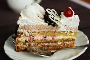 MOSKVA ŠNIT - TORTA ZA KOJU SU SVI ČULI: Nastala je slučajno, a kombinacija sastojaka ju je učinila klasikom