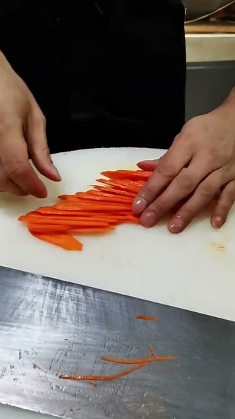 How to Slice Carrot Without Crying – The Genius Knife Trick You Need