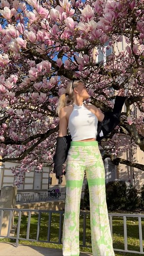 THALIA PITZNER 🇩🇰 on Instagram: "Flower power and spring is on its way 😍🥰🌸 look at this amazing magnolia tree 🌳🌸😻"