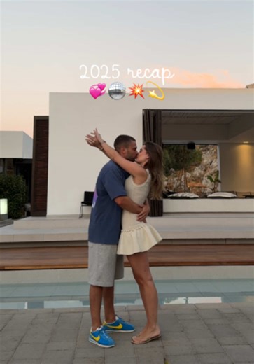 BYE 2025!! 💞💥🥹 We sluiten dit jaar af met een grote glimlach, want wat was het bijzonder! Dankbaar voor alle kansen, de mooie momenten die we samen beleven en de momenten met familie en vrienden. Dankbaar voor de vakanties waar we zo van genieten en natuurlijk jullie: de mensen die ons dag in dag uit supporten. We wensen iedereen een gezond en gelukkig 2026 toe. Fijne jaarwisseling en doe voorzichtig vanavond ❤️🪩⭐️