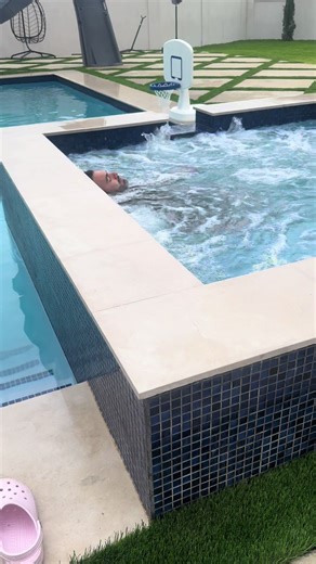 he was all alone in the hot tub 😭😭#fypシ @Mike Lpz