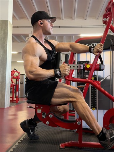 Kevin Stütz | IFBB Pro on Instagram: "New week, new goals. Heute wieder ein paar neue Übungen getestet und wie immer die Challenge mehr Klimmzüge zu schaffen mit 110😅kg Das Gewicht will nicht wirklich runter obwohl ich mein Essen jetzt bewusst schon einschränke. Heute auch tatsächlich mit etwas lockerem Joggen begonnen Preworkout. Das Ziel ist klar definiert: -funktionell -fit und -stark zu werden💪😊 #lionlifestyle🔱🦁 #progress #coaching #wettkampfvorbereit