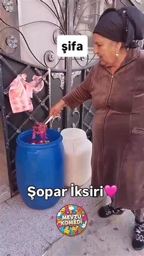 Mevzu Komedi on Instagram: "Bir kadın, bahçesindeki çiçeklerin neden sürekli ezildiğini merak ediyordu. İlk başta rüzgâr veya başka hayvanlardan şüphelendi, ancak gizli bir kamera yerleştirmeye karar verdi. Görüntüleri izlediginde, her gece köpeğinin gizlice bahçeye girip çiçeklerin arasında yuvarlandığını, sonra da hiçbir şey olmamış gibi eve döndüğünü fark etti. Bu davranış, köpeklerin oyunsever ve mutlu doğasını gözler önüne serer. Genellikle sahiplerine sadakatleriyle bilinseler de, köpekler