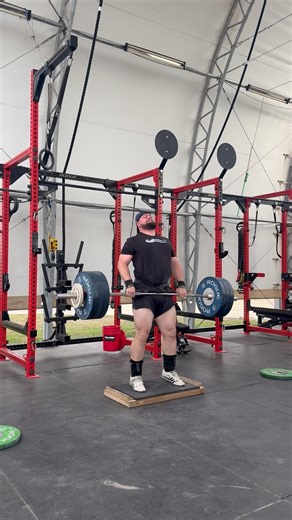 152kg (335lb) deficit clean pulls. #weightliftingtraining #weightlifting