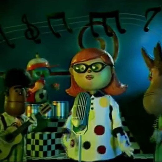 Aqui percebemos a riqueza implícita na sociedade burguesa.Uma criança que tinha cartoon network nos anos 2000 é provavelmente filha de quem açoitou meu bisavô no passado