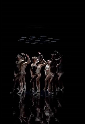 Don’t miss us at Frankston Arts Centre tomorrow! ⚡️ Click the link in bio to view our full tour schedule 🔗 ‘momenta’ Choreography: Rafael Bonachela Music: Original Score by Nick Wales featuring “Distant Light” by Pēteris Vasks Lighting Design: Damien Cooper Set and Costume Design: Elizabeth Gadsby Associate Costume Designer: Emma White #SydneyDanceCompany #SDCmomenta