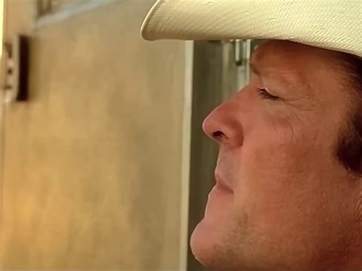 Tarantino hated this Kill Bill Vol. 2 scene initially because Michael Madsen insisted on using this hat.He bought it in Mexico while filming a Western and started wearing it to rehearsals to shape Budd’s washed-up cowboy vibe.Tarantino even told him to ditch it (and cut his hair). Madsen ignored him and kept showing up in it anyway.So Tarantino rewrote the strip club scene on the day—adding the boss’s “shit kicker hat” rant just to call it out.Madsen later said he “owed half [his] performance to