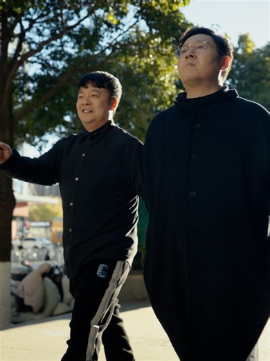 Run into the class leader working as a waiter偶遇班长在做服务员#陳翔六點半