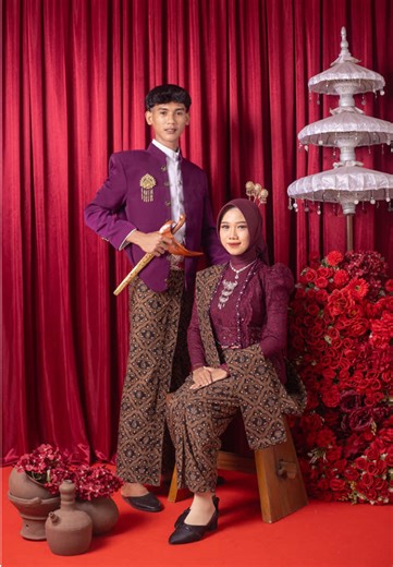 Paket Prewedding ChameliaStudio: All-in-One! Sudah termasuk - Makeup - ⁠Baju sepasang dan acc - ⁠Fotografer (pose d arahkan) - ⁠80-100 file foto - free Spotlight - ⁠free bg biru Dapatkan hasil foto yang memukau dengan harga spesial! Hubungi kami sekarang !! Info pl 0858/5165/8944 #preweddingjember #fotostudiojember #fotostudioadatjawa #preweddingadatjawa #preweddingadatjawajember
