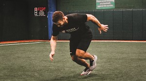 Hockey Speed Workout to Skate Faster ⚡️ Like what you see? Join us at https://www.hockeytraining.com/programs/ for more hockey workouts! Share this with any hockey players you know 👊 Here's the full speed workout: 1. Proper warm up with some low effort runs 2. Half kneeling start sprints: 8 x 20yds with 75-90secs rest in between sprints 3. Back pedal sprints: 4 x 10yds with 75-90secs rest in between sprints 4. Box jumps 12 x 1 with 60-75secs rest in between jumps 5. Jumping medicine ball throw 