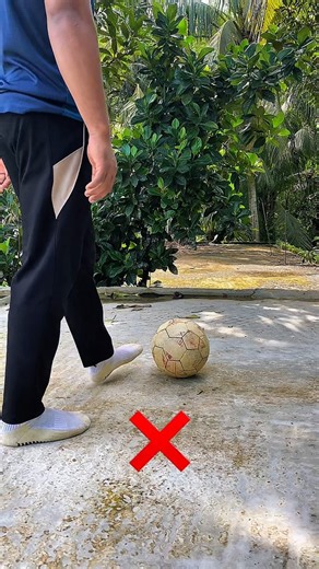 How to Knuckleball Like a PRO! ⚽🔥 #FootballShorts #Knuckleball