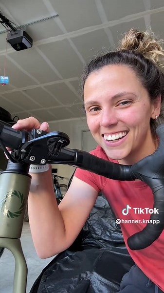 Welcome to the worst bike rebuild ever. If you wanna see me swear a lot wach to 1:30 lol. Please leave comments on tips and tricks for me of how to improve my process 😂 For tho. Halp. Lol. #bikebuild #bikerebuild #ventumgs1 #ventum #cycling #cyclinglife #bikegirl #bikemechanic