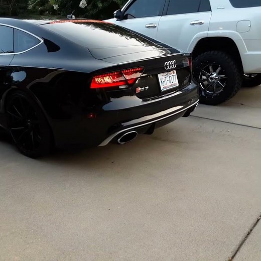 Audi RS7 (cold start)