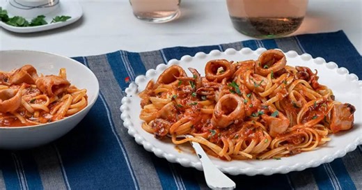 Καλαμαράκια με μακαρόνια - Θα... ξετρελαθείτε! (vid)