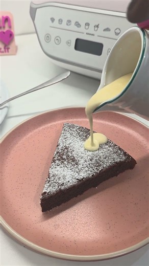 Perfect Chocolate Fudge Cake from the Cake Factory Infinity - Easy Recipe #cakefactory