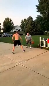 Voici l'explication à l'expression "la feinte du grand père" 😅🙅‍♂️ | Betclic Elite