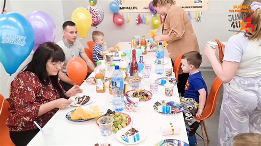 Park trampolin Dzierżoniów on Instagram: "💥 Impreza urodzinowa od 330 zł. 💥 ( minimalna ilość uczestników 10 osób ) Zbliżają się Twoje urodziny ❓ Nie masz pomysłu jak spędzić ten wspaniały dzień❓ Nic trudnego przyjdź do nas, a my sprawimy że ten czas będzie pełen wrażeń i emocji. URODZINY PREMIUM TO JEST TO w ten dzień oferujemy; 🧡 Świetną zabawę pod okiem animatora 🧡 Mały upominek dla każdego 🧡 DARMOWE skarpetki dla wszystkich gości 🧡 Konfetti po odśpiewaniu sto lat oraz mnóstwo innych ni
