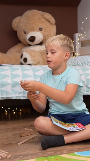 CONSTRUISEZ SA FERME, PARTAGEZ L’AVENTURE ENSEMBLE 🐮 Une grange à monter, des animaux à placer, un tracteur à faire rouler… Un jeu de construction complet pour des moments de créativité et de tendresse partagée. 🪵 Bois naturel et durable certifié PEFC 🇫🇷 Fabriqué en France depuis 1911 👨‍👧 Moments de jeu vrais, loin des écrans | Jeujura