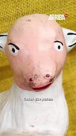 SNT on Instagram: "Se hacen virales por sus diseños navideños: ¿feos o lindos? Opiniones divididas en redes 🎄📲 Videos e imágenes de decoraciones navideñas generaron revuelo en redes sociales por sus llamativos diseños. Mientras algunos usuarios los califican de “feos”, otros los defienden como “originales y lindos”. La polémica está instalada… ¿y vos qué opinás? ¡Te leemos en los comentarios! #ARRIBAPY #SNT"