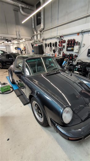 Samstag bei den Autolackaffen heißt: Rotieren, rangieren, reorganisieren! Was aussieht wie ein geordnetes Chaos, ist in Wahrheit fein abgestimmtes Auto-Tetris. Vom Volvo bis zum Ferrari SF90 – jedes Fahrzeug hat seinen Platz (und seinen Auftritt).