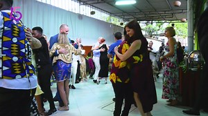 Dança Semba e Alembamento: Uma celebração da cultura angolana que atrai turistas Recentemente, a Ingombota foi palco de um evento vibrante que uniu angolanos e estrangeiros apaixonados pela dança Semba, sob o tema central "Alembamento". A iniciativa destacou a rica herança cultural de Angola, celebrando uma das tradições mais icónicas do país. O ambiente festivo refletiu a alegria e a paixão pela dança, atraindo participantes de mais de 20 países que vieram explorar e vivenciar a cultura angolan