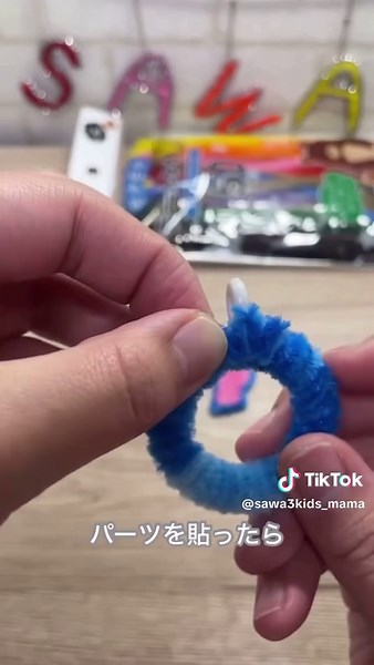 スティッチ&エンジェルの作り方はこちら👇 〜材料〜 ・モール ・リングランナー(セリア) ・グルーガン ・キーチェーン ・ハサミ 〜手順〜 スティッチ ①土台にモールを巻く ②耳の形を作り中を埋める ③３つの波を作る ④パーツを貼ったら完成 エンジェル ①土台にモールを巻く ②耳の形を作る ③紫モールを上の方に少し付ける ④中を折り返しで埋める ⑤触角の長さを決める ⚠️紫色で途中色変えてみたけど強度が弱いから注意 ⑥パーツを貼ったらかんせい お待たせしました🙇‍♀️ 最近の中でリクエスト🥇 こんな感じになりました✨ どうでしょう！？ コメント貰えると嬉しい🫣💕 是非作ってみてね🌼 #モール #モールキーホルダー #ディズニー #Disney #スティッチ #エンジェル