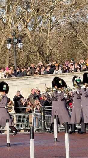 Band of the Welsh Guards #london #kingsguard #military #tradition #fblifestyle #travel | Ma Jeanet Almirante