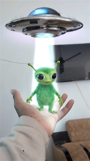 alien on hand #viral #comedyvideos #youtube #cute #funnyshorts #shorts #dance #song