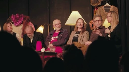 Folkemøde Møn on Instagram: "220 mennesker trodsede mandagsmørket for at være med da Folkemøde Møn, @monfolkemode, havde mandag aften inviteret til samtale om kunst og politik i samarbejde med @egnsteatret i @pavillonkscene. Det beviste endnu engang, at provinsen sagtens kan – og vil – kultur og debat. ❤️ Aftenen bød på markante perspektiver på bl.a. • kunstens rolle i demokratiet og ytringsfriheden • kulturens produktionsvilkår og gatekeeping • økonomi, ligestilling og manglende anerkendelse • 