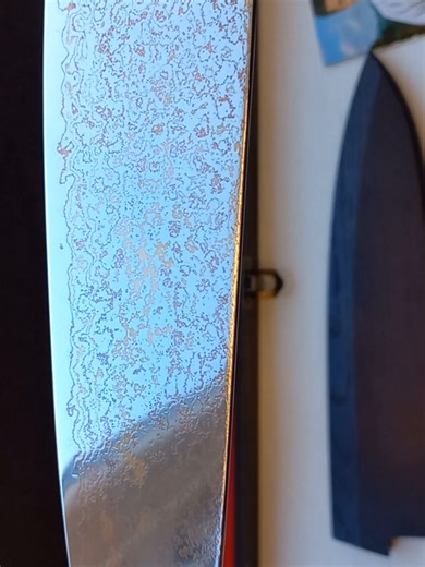 Ніж Нагіширо з VG10 і мідним дамаском за 6000 грн Преміальний кухонний ніж Нагіширо клинок з багатошарової сталі з мідними шарами виразний дамаський візерунок по всій довжині серцевина VG10 твердість близько 60 HRC довго тримає гостроту восьмикутне руків’я композити та стабілізоване дерево латунні переходи комплектація дерев’яна коробка дерев’яний чохол з магнітом точильний камінь 400 1000 ціна 6000 грн відправка накладеним платежем без передоплати #ніж #кухоннийніж #японськийніж #vg10 #дамаск