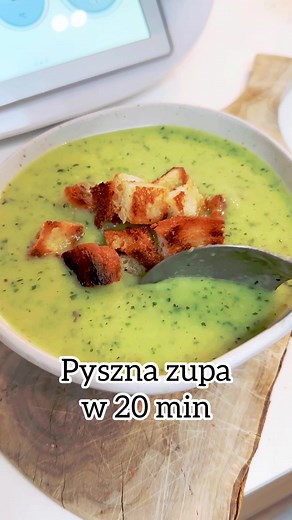 Przepis na najszybszą zupę Krem z cukinii 🥒🥬✅50g cebuli ✅1 Ząbek czosnku ✅40g selera naciowego✅30g pora ✅Rozdrobnij 4s o5✅Dodaj masło 30g ✅Duszenie 3min /120C/o1✅Dodaj cukinie 700g✅Wodę 700g ✅Łyżkę koncentratu bulionu warzywnego ✅Sol i pieprz do smaku ✅Pietruszkę kilka gałązek ✅Gotuj 15 min/100C/ 1obrot ✅Zmiksuj 1 minuta obroty 10✅Dopraw suszona bazylia i szczypta oregano Podaj z grzankami, makaronem lub ryżem. Smacznego ;) Skorzystaj z promocji rat zero na thermomix i odbierz naczynie miksują