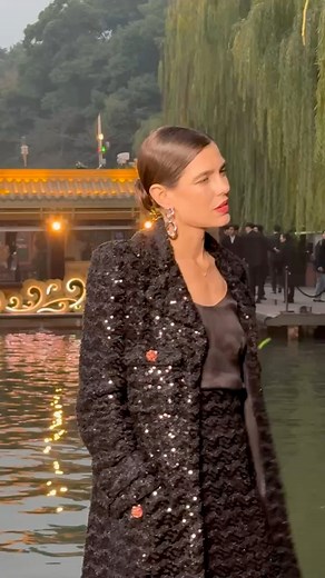La cavalière et fille de Caroline de Monaco, Charlotte Casiraghi était aussi invitée au défilé #chanel ✨ #fashion | Madame Figaro