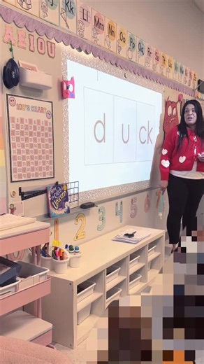 Ms. Daisy Martinez on Instagram: "A quick blending drill in kindergarten. 🤍🤍🤍 we had NWEA testing all morning and right before lunch they made sure to remind me that we hadn’t done Heggerty or Phonics yet. They were also very sad that we never did centers. So of course after lunch they made sure they at least got their phonics lesson in. I love that they enjoy learning to read as much as I like teaching it. #scienceofreading #teachersofinstagram #phonics #iteachk #literacy"