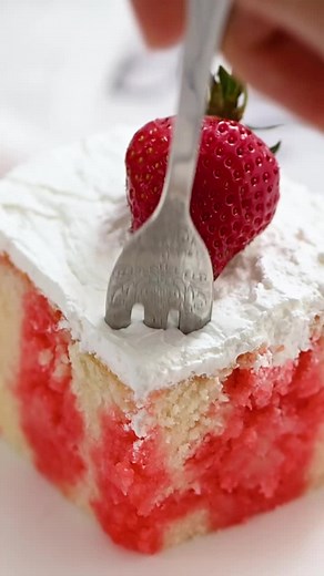 Delicious Strawberry Jello Poke Cake Recipe