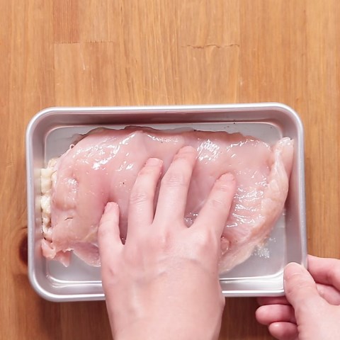 鶏むね肉しっとり お鍋に放置でできる蒸し鶏 作り方・レシピ | クラシル