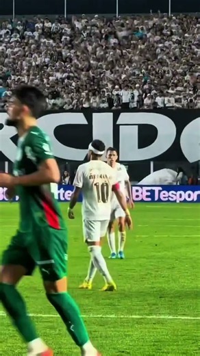 Neymar injured his thigh in the Santos vs. Palmeiras match because of the pitch