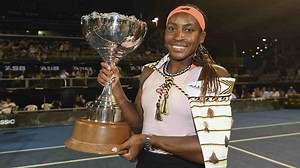 WATCH: Coco Gauff makes a Tiktok on court with her 2023 ASB Classic trophy breaking into a celebratory dance
