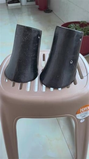 陨铁马蹄形筒（又称斜口筒形器）材质：陨铁。年代：新石器时代晚期。形制特征：呈扁圆筒状，中空，一端平口，一端斜口，整体造型似倒置的马蹄。功能推测：与玉琮类似，强调“上下贯通”象征通天祭祀器。也有观点认为是束发器、冠饰（象征身份的王冠）。功能研究强调其非实用、重礼仪属性。工艺：采用线切割、桯钻或管钻法制作，内壁常保留钻孔凹槽和线切割痕。 文化时期（新石器时代）当时的工具主要为石