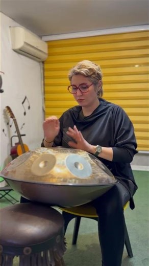 First lesson: a beginner handpan student confidently performs a simple pattern.