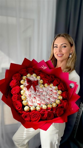 byNova Blumen & Food Floristik Blumenladen Ulm Neu-Ulm Senden on Instagram: "‼️ Valentinstag Geschenk 💝 Wunderschöne rote Rosen mit Süßigkeiten – ein romantisches Geschenk zum Valentinstag, Muttertag, Geburtstag oder zur Verlobung. Dieses besondere Blumenarrangement kann jederzeit vorbestellt werden. Alternativ besteht die Möglichkeit, ein Tutorial zu wiederholen und den Strauß selbst zu gestalten ❤️‍🔥 #valentinstag #valentinstaggeschenk #ulm #blumenbestellen #geschenkeselbermachen"