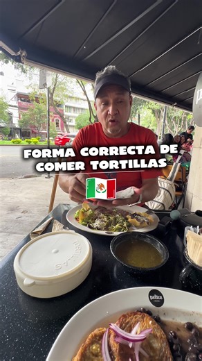 Forma correcta de comer tortillas en CDMX, Tutorial 1 y Tutorial 2 🤣😂👍🏻 Si te gustó este video, no te olvides de darle LIKE ♥️ y síguenos en nuestra cuenta de TikTok para más contenido de viajes y recomendaciones pet friendly para ti y tu mascota. Síguenos en nuestras redes sociales: [YouTube DogPack] https://www.youtube.com/@dogpack_adventure [YouTube Drone Sky Tour] https://www.youtube.com/@droneskytour [Instagram DogPack] https://www.instagram.com/@dogpack_adventure [Instagram Tyrion] htt