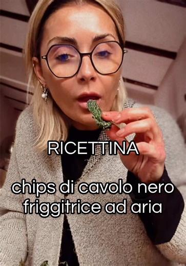 Sono l’ultima persona da seguire per i consigli culinari, ma questa andava condivisa!!!! ✅ Chips di cavolo nero in friggitrice ad aria (non mi chiedere i tempi in forno perché non ne ho idea!!!) Nei vari siti suggerivano 4 minuti a 180º… a me ne sono serviti 6 con una rimescolata a metà cottura! DELIZIOSE! Cavolo nero - olio - sale NB. Non ho usato soia perché istamina e tiroide non gradiscono!!i semi di sesamo li avevo finiti! #cucina #friggitriceadaria #cavolonero