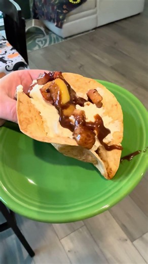 Apple pie cheesecake tacos…..so good #cookingchannel #cooking