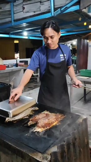 Rare & Pertama Kali Kat Melaka – Ikan Bakar Sambal Cencalok Ni Jadi Viral Port Makan Baru By Tauke MF4U News MELAKA – Kalau sebelum ni orang asyik ulang-ulang cari asam pedas bila sebut Melaka, kali ni ada port makan baru yang buat food hunter rasa excited gila. Kedai pertama di Melaka yang berani tampilkan menu unik – ikan bakar sambal cencalok – terus jadi viral di Pengkalan Balak. Bayangkan ikan siakap segar dibakar panas-panas, kemudian dilumur sambal cencalok pekat yang rare habis. Gabungan