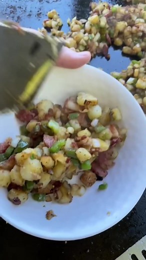 Easy Breakfast Bowls🔥 Ingredients Chopped bacon Potatoes (chopped and boiled until soft) Diced green peppers Chopped onions Eggs Salt, Pepper, Garlic Powder Shredded cheddar cheese Steps -Chop all veggies -Peel, chop, wash potatoes -Boil potatoes until fork tender -chop bacon into small pieces -cook chopped bacon, veggies, and potatoes on a griddle or in a skillet on the stove -season potatoes and veggies with salt, pepper, garlic powder -combine everything together -fry eggs -to serve top with