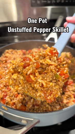 One Pot Unstuffed Pepper Skillet!! Full recipe on my website!! 🔥🔥 #dinneridea #onepotmeals #quickrecipes #30minutemeals #bellpepper #rice
